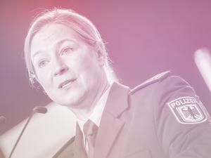 Claudia Pechstein in Polizeiuniform bei ihrer Rede auf dem CDU Grundsatzkonvent