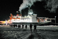 Das Forschungschiff "Polarstern" an der Eisscholle.  Foto: Michael Gutsche/AWI