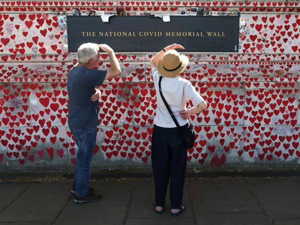 Mitten in London, gegenüber vom Parlament, steht die „Covid Memorial Wall“. Jedes Herz steht für ein Covid-Opfer in Großbritannien.