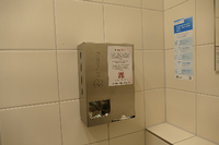 Spender für kostenlose Periodenartikel werden in 20 Toiletten der Universität Potsdam angebracht. Foto: Luisa Agrofylax/Universität Potsdam