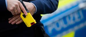 Ein Polizeibeamter demonstriert ein Distanzelektroimpulsgerät im Trainingsmodus ohne scharfe Munition.