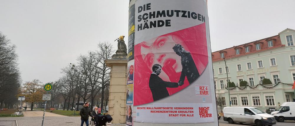 Kulturplakat des Hans Otto Theaters Potsdam wurde als politische Protestaktion verfremdet.