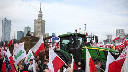 Polnische Landwirte demontrieren in Warschau gegen die EU-Agrarpolitik und die Einfuhr günstiger Agrarprodukte aus der Ukraine.