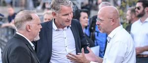 Der Osten driftet nach rechts: Die AfD-Politiker Roman Kuffert, Björn Höcke und der ehemalige AfD-Funktionär Andreas Kalbitz (v.l.) bei einer Kundgebung der AfD auf dem Schlossplatz in Oranienburg. 