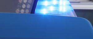ARCHIV - 16.01.2024, Thüringen, Jena: Das blinkende Blaulicht an einem Dienstauto der Polizei. (zu dpa: «Reifen zerstochen: Mann hindert betrunkene Autofahrer an Weiterfahrt») Foto: Bodo Schackow/dpa +++ dpa-Bildfunk +++