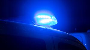 Blaulicht leuchtet auf dem Dach eines Polizeiwagens. (Symbolbild)