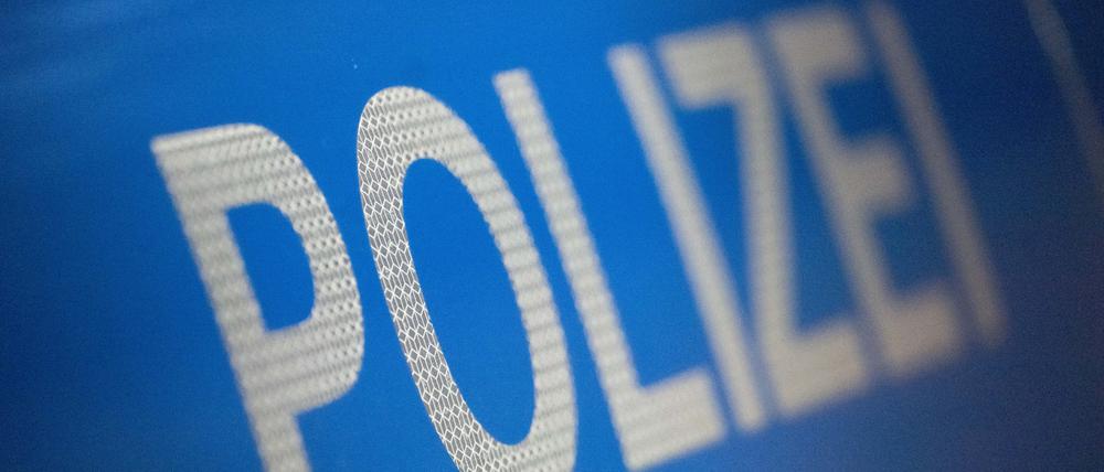 Der Schriftzug „Polizei“ auf der Karosserie eines Polizeifahrzeugs. (Symbolbild) Potsdam