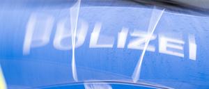 Der Schriftzug „Polizei“ auf der Kühlerhaube eines Autos. (gedrehte Aufnahme, Symbolbild). 
