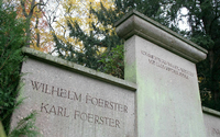 Die Grabstätte von Vater Wilhelm und Sohn Karl Foerster auf dem Bornimer Friedhof.  Foto: Andreas Klaer