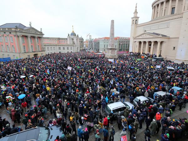 Rund 10.000 Menschen demonstrierten am Sonntag in Potsdam gegen Rechts.
