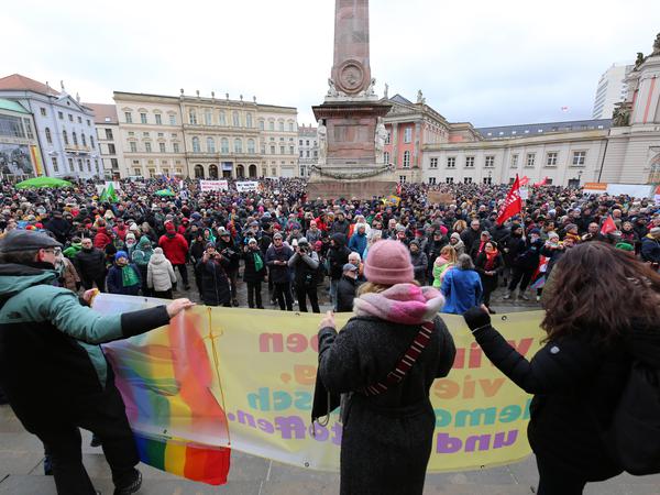 Anlass der Demonstration war ein Bericht über Vernetzungstreffens radikaler Rechter in Potsdam. 