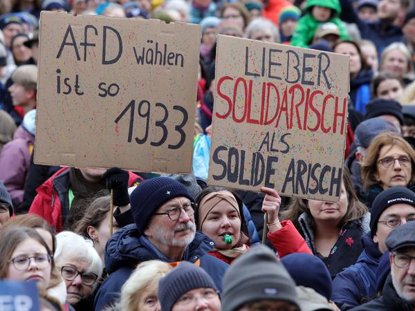 Auf dem Alten Markt in Potsdam: Demonstrierende warnten auch vor der Wiederholung der Geschichte.
