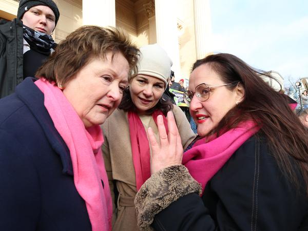 Baerbock (M.) sprach vor der Nikolaikirche mit Brandenburgs Kulturministerin Manja Schüle und Neu Fahrlands Ortsvorsteherin Carmen Klockow (l.).