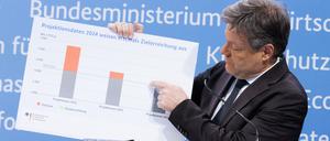 Stolz präsentiert Wirtschaftsminister Habeck die neue Klimaschutz-Prognose.