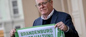 Jens Warnken, Präsident der IHK Cottbus, zeigt am Rande der Pressekonferenz zum Aufruf „Brandenburg zeigt Haltung! Für Demokratie und Zusammenhalt!“ ein Banner.