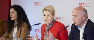 Cansel Kiziltepe (SPD, l-r), Arbeitssenatorin, Franziska Giffey (SPD), Wirtschaftssenatorin, und Kai Wegner (CDU), Regierender Bürgermeister von Berlin.