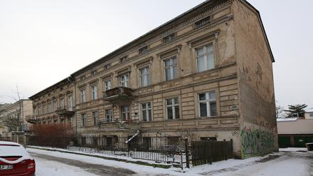 Das kommunale Wohnungsunternehmen Pro Potsdam GmbH verkauft zur Zeit Mietshäuser aus ihrem Bestand – zum Beispiel an der Sellostraße 20 und 21 in Potsdam West.