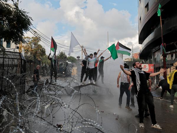 In Awkar (Libanon) demonstrierten Menschen in der Nähe der US-Botschaft.