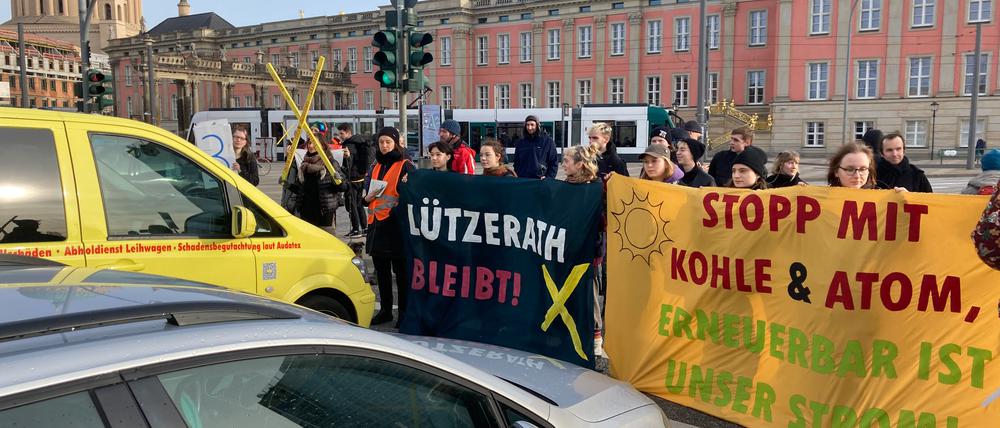 Aus Protest gegen die Räumung des rheinischen Dorfes Lützerath hatten Aktivisten von Extinction Rebellion in Potsdam kurzzeitig den Verkehr blockiert.