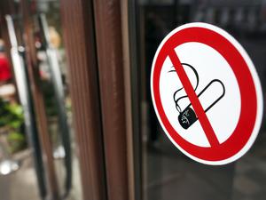 Ein Rauchverbotsschild hängt an einer Gaststätte.