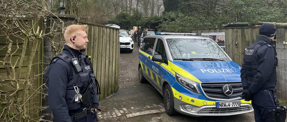 Polizeikräfte stehen vor einem Anwesen in Wuppertal, wo bei einer Razzia illegale Waffen und Munition gefunden werden. 