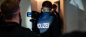 Bundespolizisten gehen bei einer Razzia gegen Schleuser in eine Wohnung (Symbolbild).