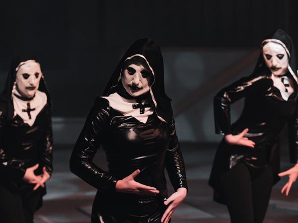 Zombie-Nonnen tanzen zu einer Techno-Version des bekannten Ballett-Stücks Schwanensee.