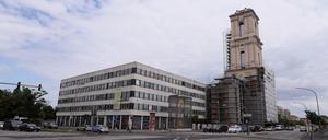 Spannungsfeld: Das Kreativhaus Rechenzentrum, daneben der Turm der Garnisonkirche. 
