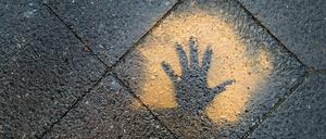 Ein aufgesprühte Hand auf einem Gehweg als Symbol für Sympathie mit den Klimaklebern.