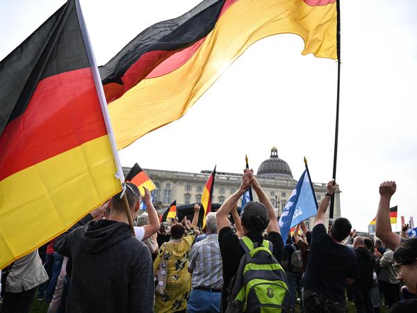 AFD-Anhänger demonstrieren am 3. Oktober 2023 in Berlin.