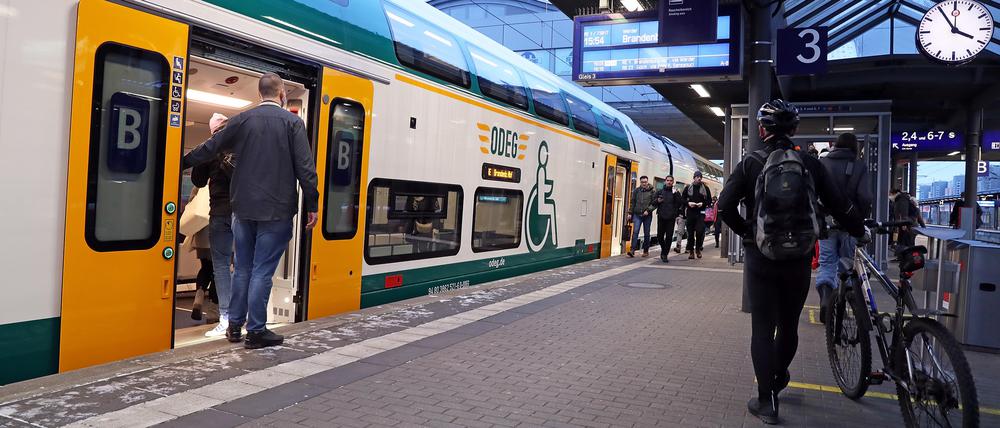 Weiß, grün und gelb sind die neuen Züge des RE1 lackiert.
