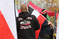 Rechtsextremisten aus der Reichsbürgerszene demonstrierten am Neuen Palais für die Rückkehr zur Monarchie. Foto: Andreas Klaer