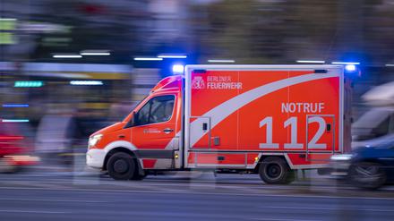 Ein Rettungswagen der Berliner Feuerwehr fährt mit Blaulicht zum Einsatz. (Symbolfoto)