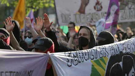 Teilnehmer der „Revolutionären 1. Mai-Demonstration“ halten Banner. Die Demo, zu der Linke und linksextreme Gruppen aufriefen, soll durch Kreuzberg und Neukölln gehen.