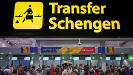 Passagiere, die am internationalen Flughafen Henri Coanda ankommen, passieren ein Schengen-Informationsschild in Otopeni, in der Nähe von Bukarest. Rumänien und Bulgarien sind am Ostersonntag dem europäischen Schengen-Raum beigetreten.