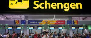 Passagiere, die am internationalen Flughafen Henri Coanda ankommen, passieren ein Schengen-Informationsschild in Otopeni, in der Nähe von Bukarest. Rumänien und Bulgarien sind am Ostersonntag dem europäischen Schengen-Raum beigetreten.