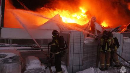 Das Lagerhaus „Wildberries“ im russischen St. Petersburg steht in Flammen. Die Brandursache ist unklar.