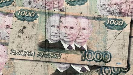 Rubelscheine, in die das Porträt von Wladimir Putin montiert ist.