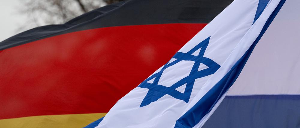 Die Fahnen von Deutschland und Israel wehen vor dem Sächsischen Landtag im Wind. 