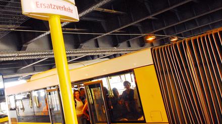 Haltestellen-Schild, das auf den Schienenersatzverkehr der BVG hinweist.