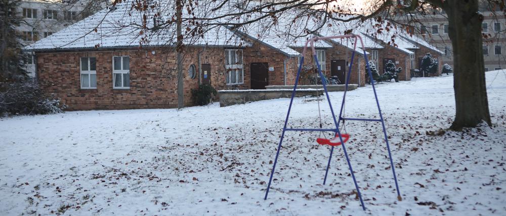 Eine Schaukel steht in Schmerwitz vor dem Haus, in dem ukrainische Geflüchtete wohnen. Die Gemeinde hätte sich einen Spielplatz gewünscht. 
