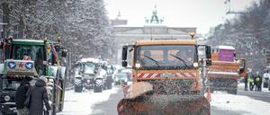 16.01.2024, Berlin: Ein Schneeräumfahrzeug befreit die Straße des 17. Juni vor dem Brandenburger Tor vom Schnee. Eisige Temperaturen rund um den Gefrierpunkt haben vermehrt zu Glätteunfällen geführt. Foto: Kay Nietfeld/dpa +++ dpa-Bildfunk +++