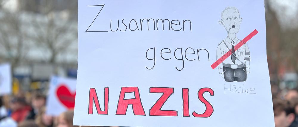 Schülerinnen und Schüler in Steglitz-Zehlendorf zeigen Haltung und demonstrieren gegen Rechtsextremismus.