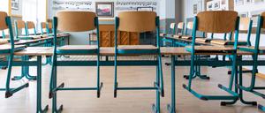 Schulklasse mit aufgestellten Stühlen: Eine Lehrerin aus der Pfalz ist aus dem Dienst entfernt worden. Vor allem während der Coronapandemie fiel die Beamtin mit rechtsextremen Aussagen auf.