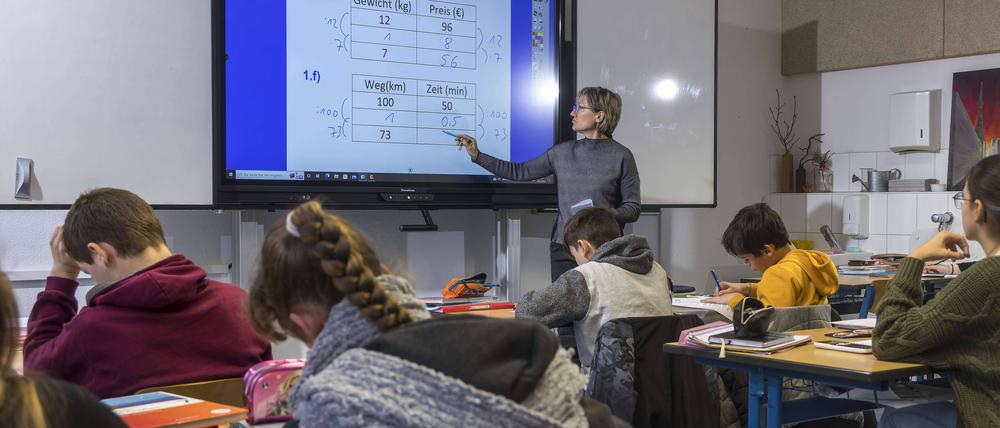 Interaktives Whiteboard satt Schultafel und Kreide: Silke Neugebauer unterrichtet in einer 7. Klasse in Guben Mathematik.