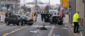 Polizisten stehen an einer Unfallstelle in der Leipziger Straße in Berlin. Bei einem schweren Unfall sind hier vier Menschen, darunter eine Mutter und ihr Kind, schwer verletzt worden.