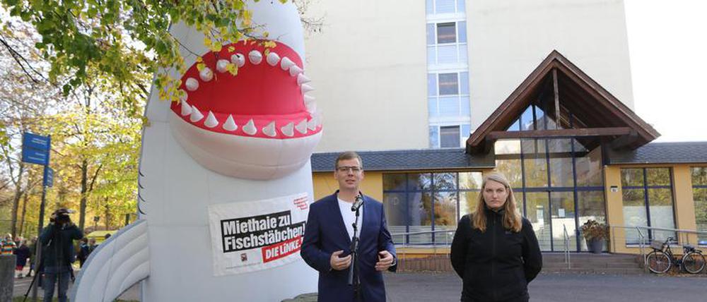 Linken-Fraktionsvorsitzender Sebastian Walter und die Potsdamer Stadtverordnete Isabelle Vandre stellen ihren Gesetzesentwurf vor der Josephinen-Anlage vor.