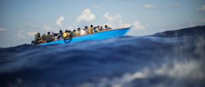Ein Boot mit Migranten im Mittelmeer.