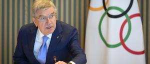 Lausanne am Dienstag. Thomas Bach, der Präsident des Internationalen Olympischen Komitees, spricht bei der Eröffnung der Sitzung. 