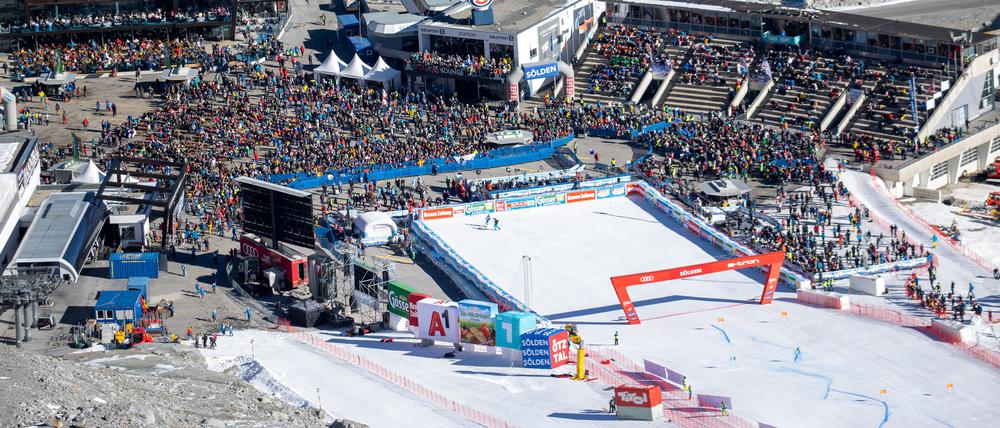 In Sölden beginnt die alpine Weltcup-Saison, auch wenn Winterstimmung noch nicht recht aufkommen mag.